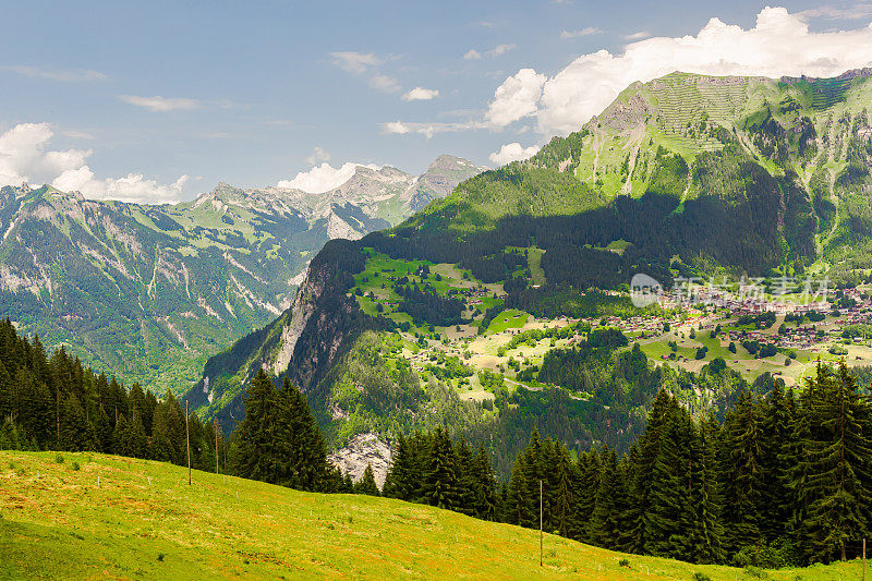 山的风景。Lauterbrunnen。瑞士。伯尔尼州。穆伦村庄。夏天。绿草