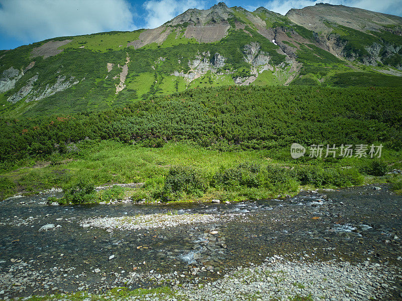 塔赫洛克河位于瓦奇卡泽山脉地区