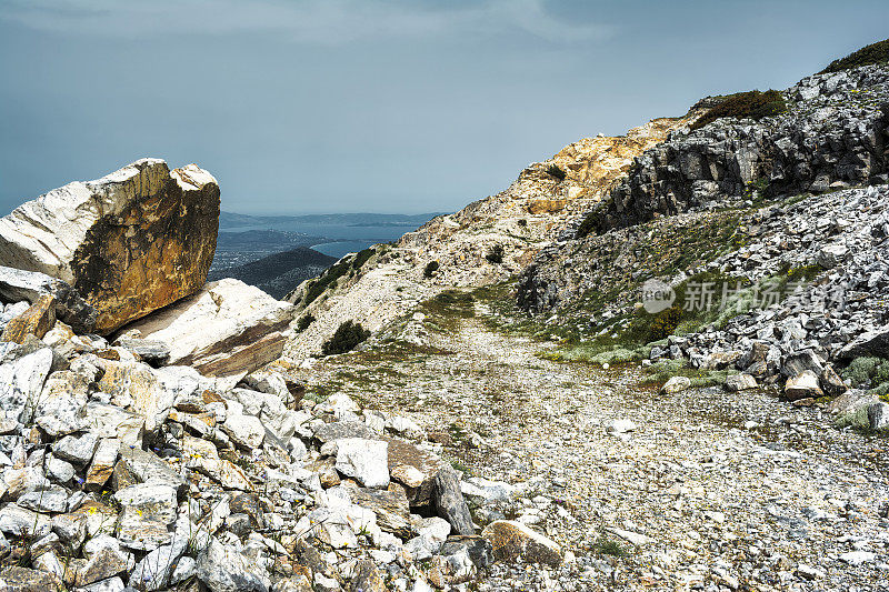 在希腊雅典北部的一座山上，崎岖的石头山路