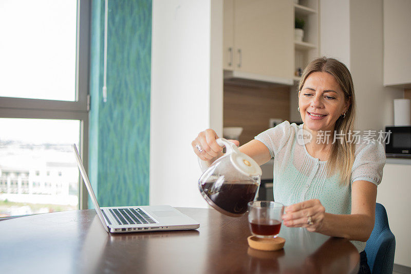 在家工作的成熟女性