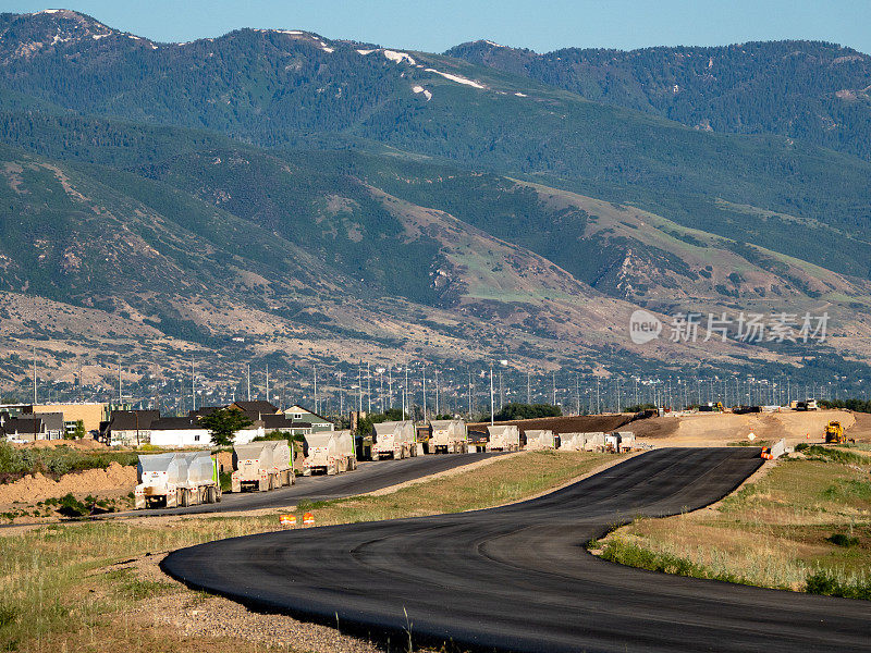 正在建设的高速公路上排着长长的卡车队。Kaysville,犹他州。