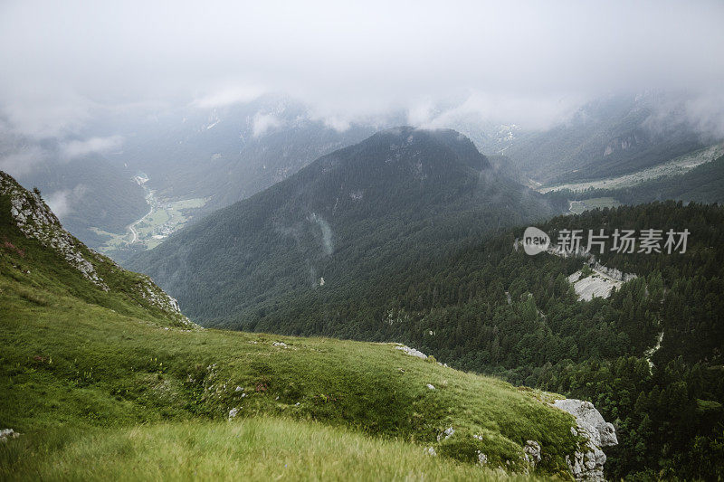 POV——这是一个阴雨连绵、神秘莫测的早晨