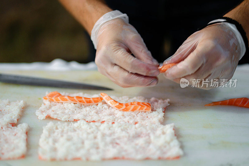 寿司师傅为社交活动准备寿司卷