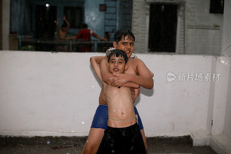 雨季在家享受雨水的兄弟姐妹