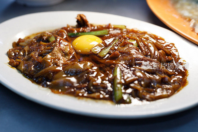 猪肉和生鸡蛋加老抽炒米粉，也被称为叉烧粉，是马来西亚华人在怡保州很受欢迎的街头小吃。