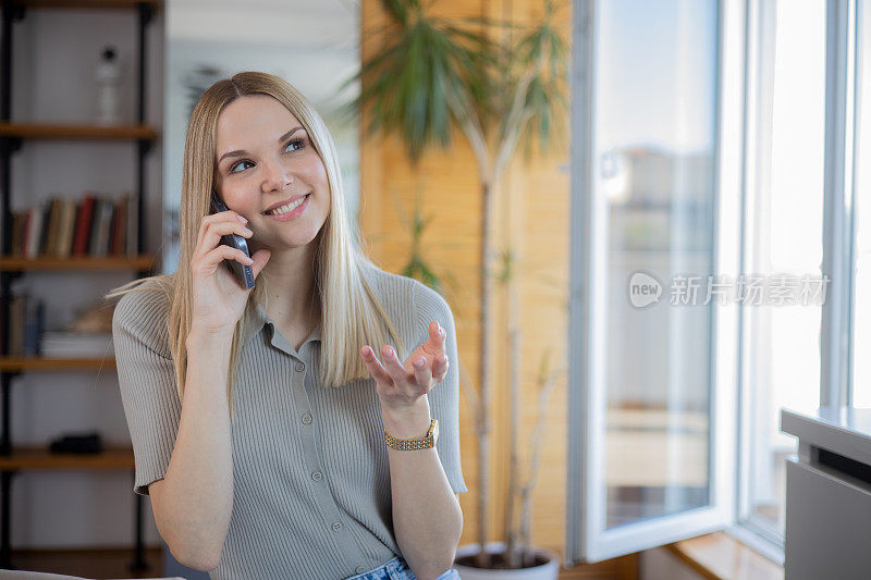 女性使用智能手机