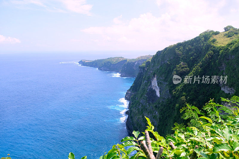 悬崖上的努沙佩尼达海岸，巴厘岛，印度尼西亚