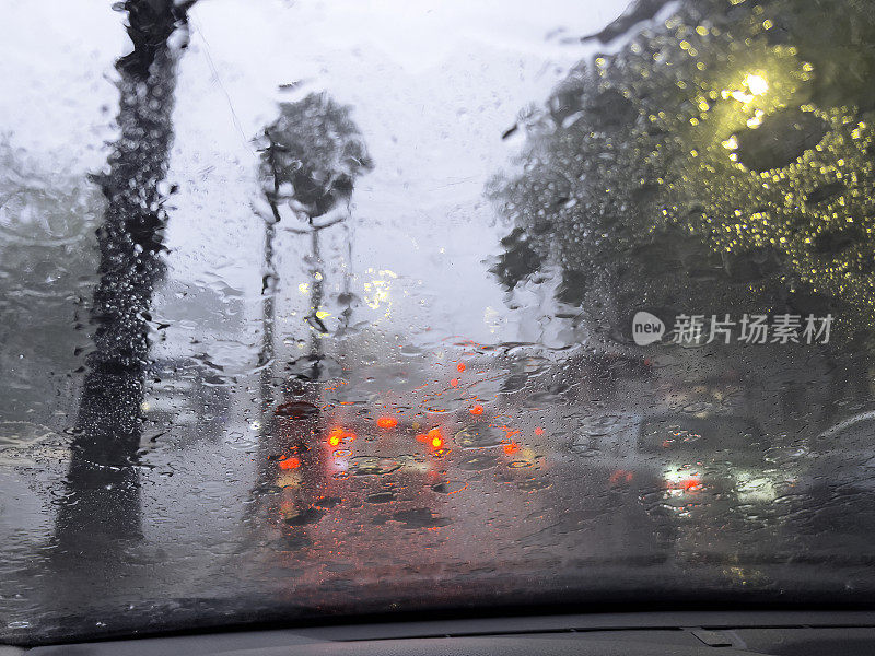 在墨西哥城的大雨中开车