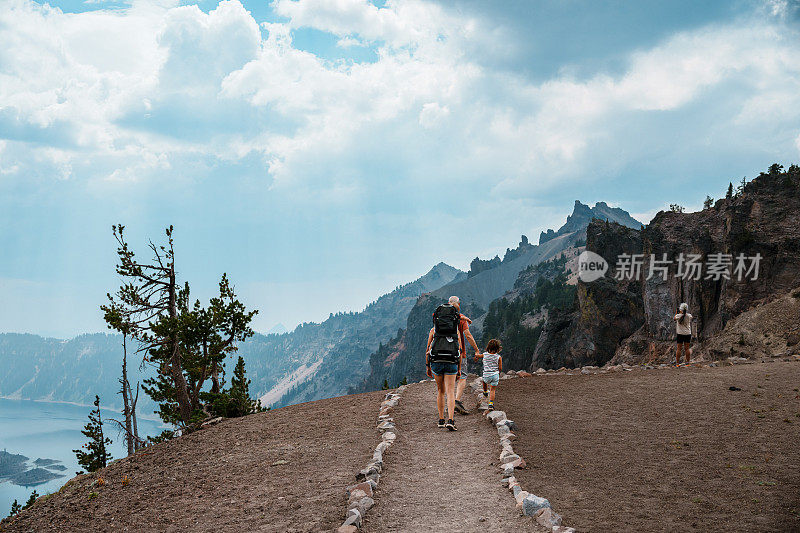 几代同堂的一家人沿着山脊徒步旅行