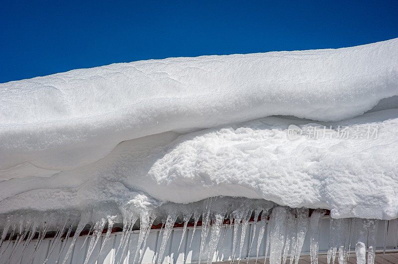 雪堆积在屋顶上