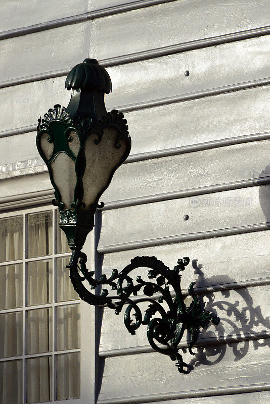 苏里南帕拉马里博一座18世纪殖民建筑上的旧街灯