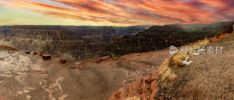 大峡谷国家公园西门的华拉派印第安人保留区，在北美亚利桑那州红色的天空下。