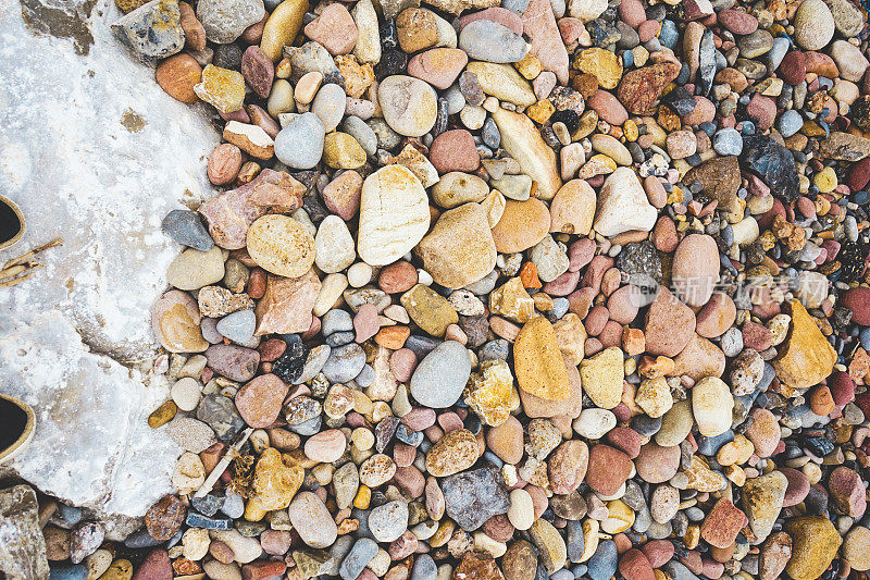 各种各样的石头在海岸的石岸