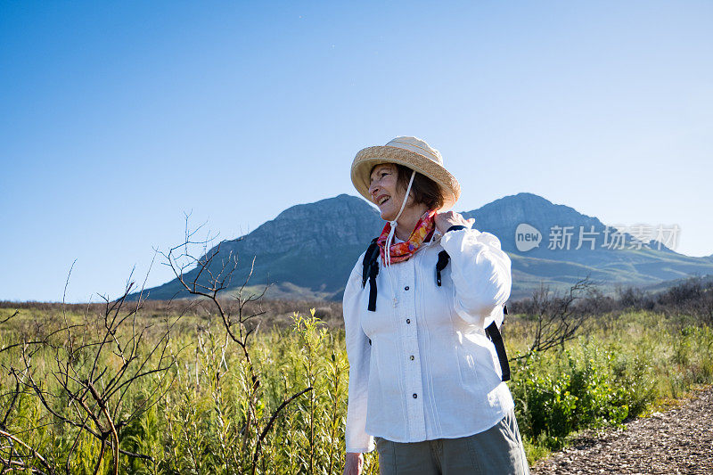 一位老年妇女在登山时肩膀疼痛