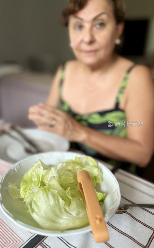 西班牙裔老年妇女画像