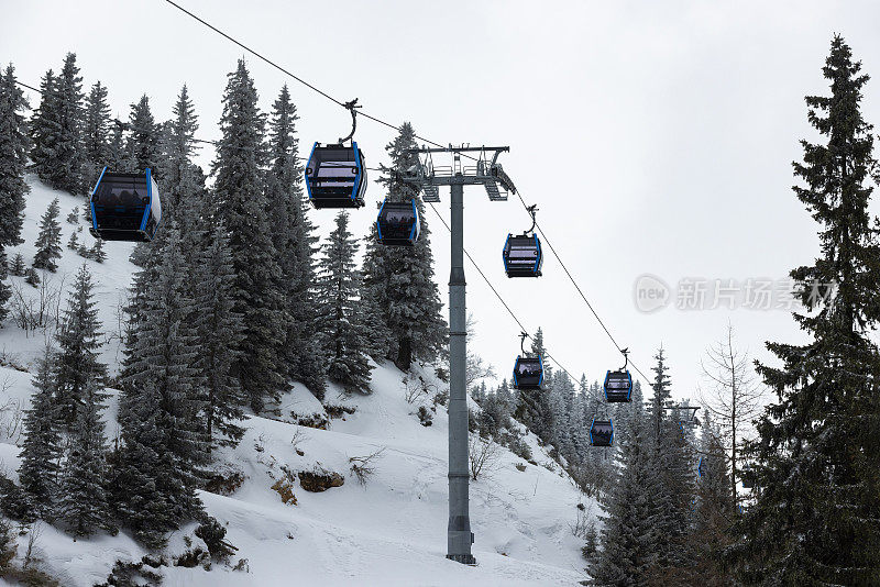 在波斯尼亚和黑塞哥维那的Jahorina滑雪胜地，滑雪者在滑雪缆车上