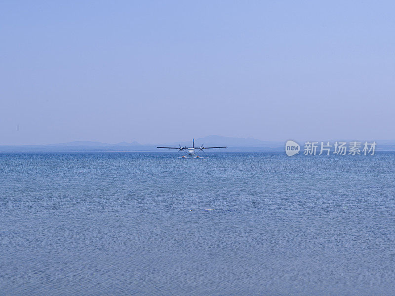 海上的水上飞机。水上飞机停靠在土耳其爱琴海北部波兹卡达海湾的码头上。夏天。没有人。