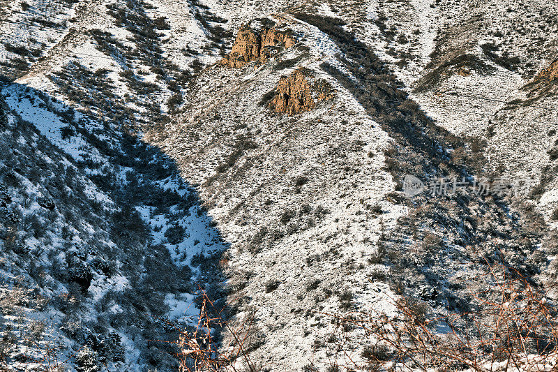 降雪后的冬季山景