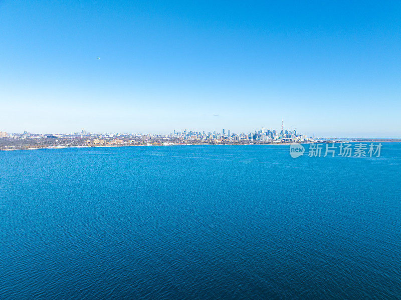 亨伯湾海岸的天际线从安大略湖的水域，多伦多，加拿大