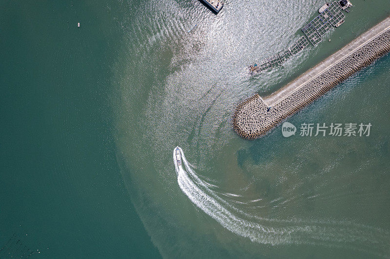 渔船驶出渔港码头的水坝