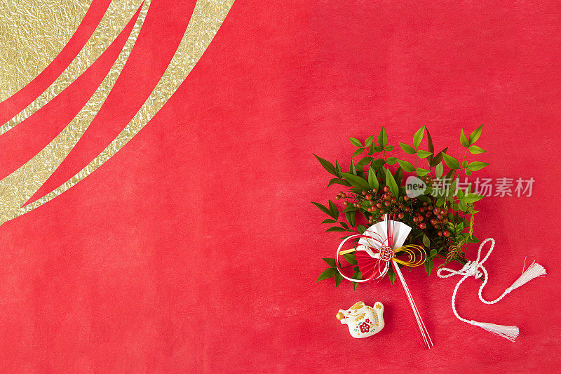 日本人的新年是龙年，在红色和金色的龙年背景上配以南方的天空和红白相间的扇子。金色的浪花。