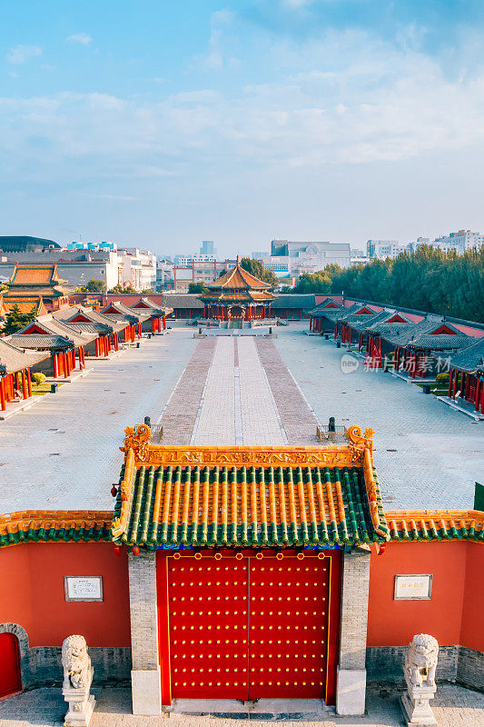 沈阳故宫的风景和中国辽宁沈阳的城市天际线