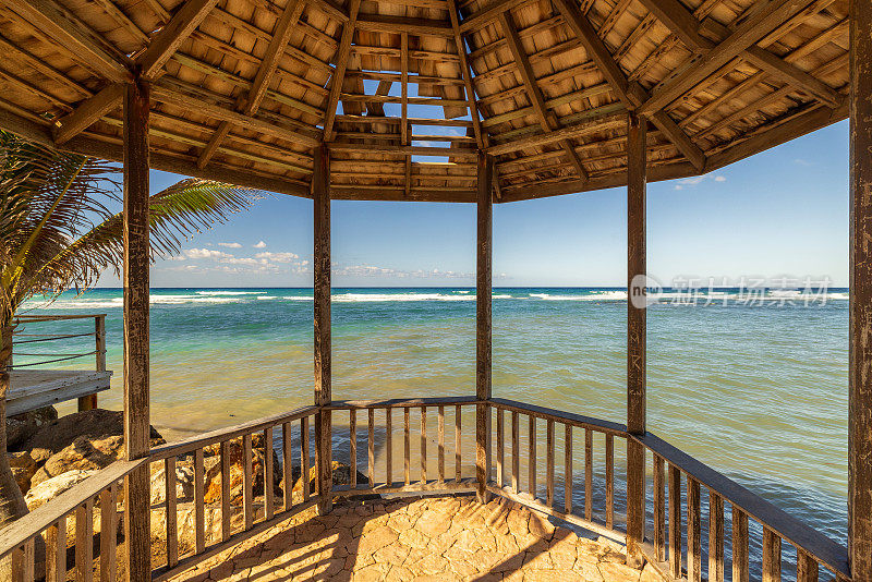 从牙买加的一个凉亭看到的加勒比海
