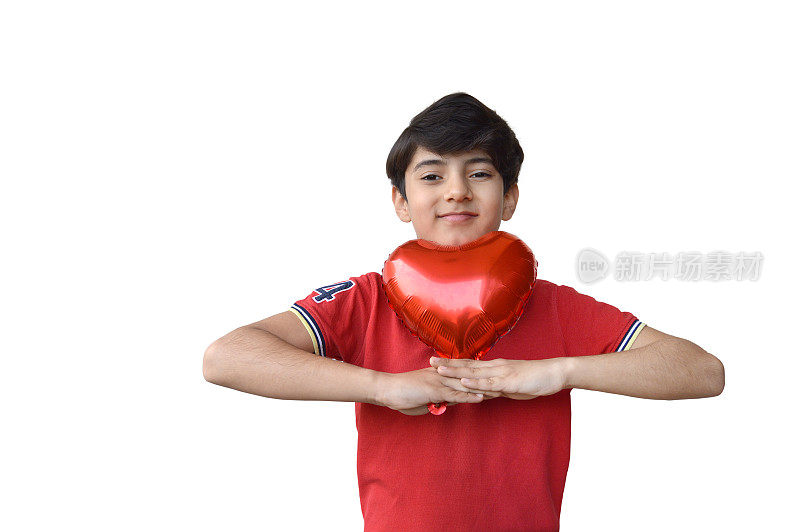 横向肖像剪出一个可爱的微笑快乐开朗的男孩拿着有趣的爱情，情人节，周年纪念主题红色心形箔气球和他的脸或下巴之间隔离在白色透明的背景，与复制空间
