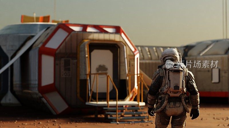 宇航员站在火星上的一个模块化栖息地的入口前，这是一个新时代的开始。三维渲染
