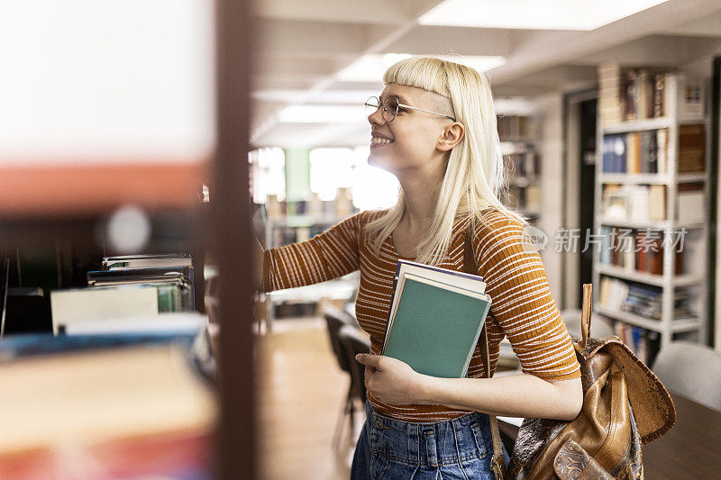 女学生扫描书架寻找灵感