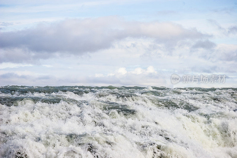 黄金圈旅游路线上的Gullfoss瀑布湍急的急流特写