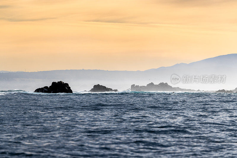 海浪拍击岩石