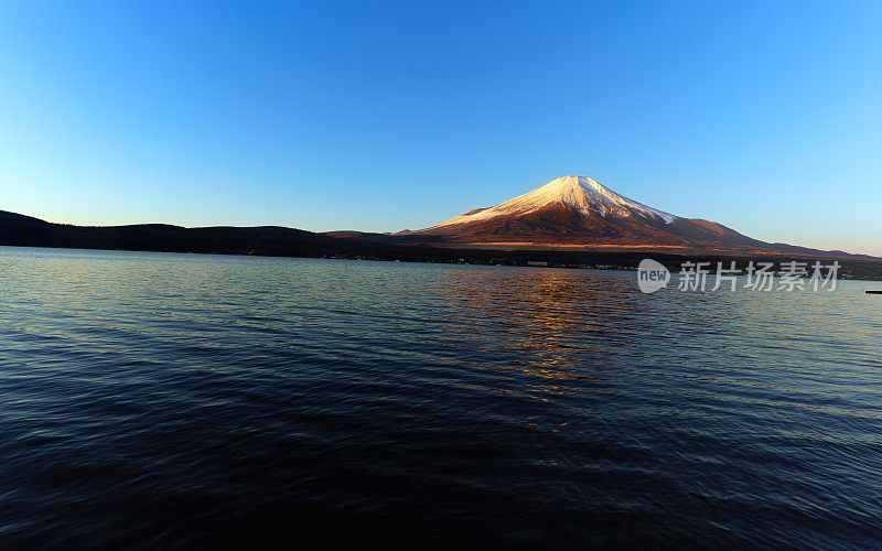 日出时富士山的山中子湖。