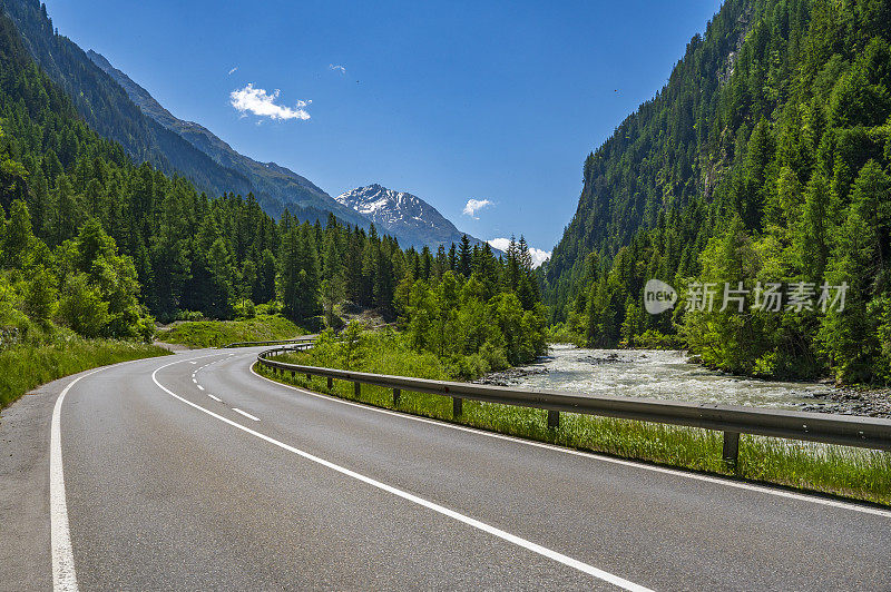 公路沿Ötztaler阿切河在Ötztal在蒂罗尔的春天