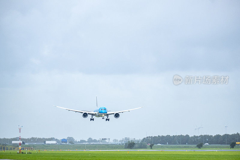 荷航波音787梦幻客机降落在史基浦机场