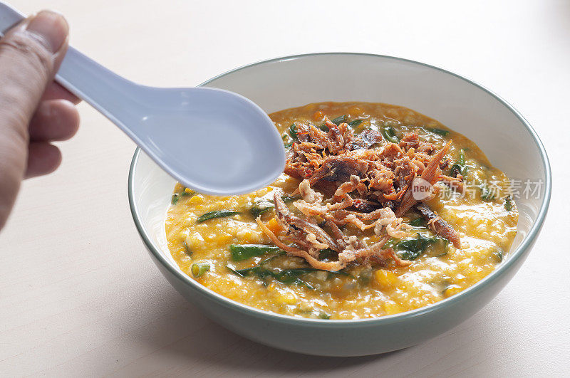 Manado粥通常有强烈的辛辣味道，因为里面有辣椒和香料。