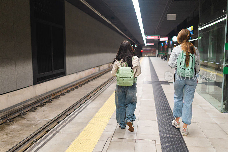 两个女游客在火车站等火车