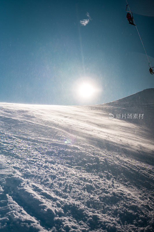 空无一人的高山滑雪场