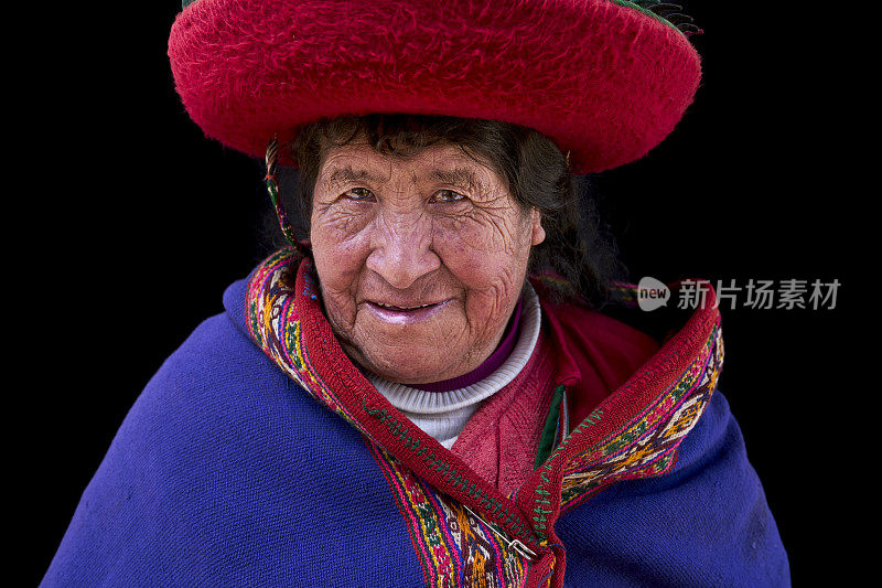 一位来自秘鲁钦切罗村的土著织女的特写肖像
