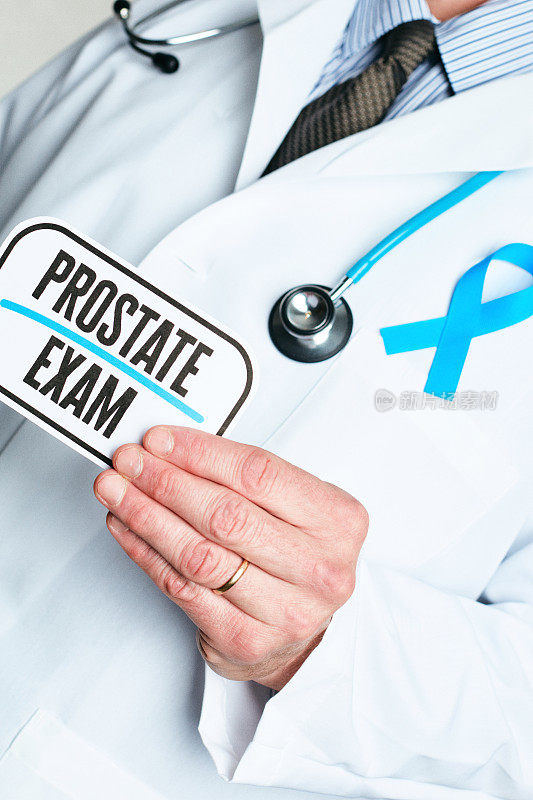 身份不明的男医生举着写有前列腺检查的牌子