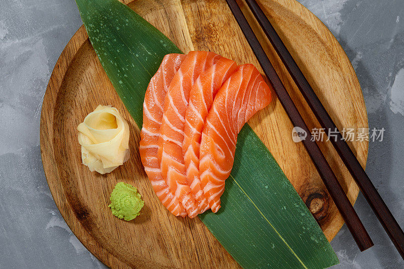 日式料理风格，竹叶上鲑鱼片俯视图，鲑鱼刺身是日本传统，选择性聚焦，鱼片俯视图