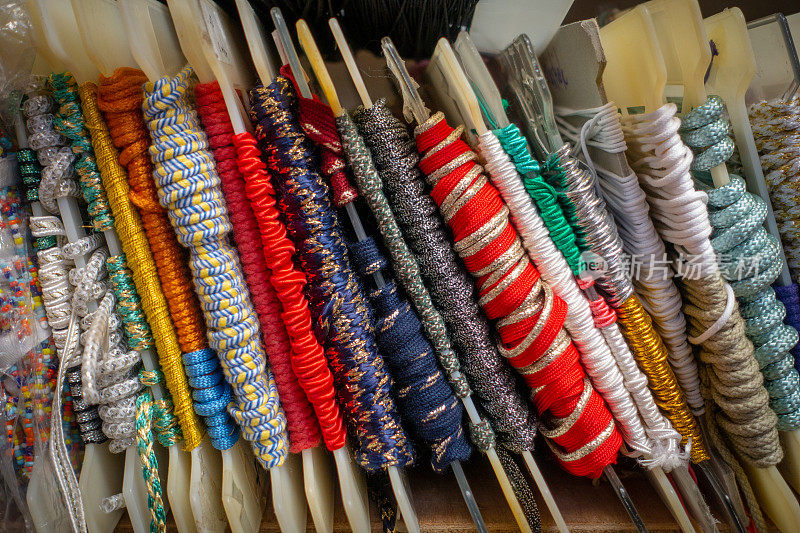 色彩缤纷的复古缎带在男装店