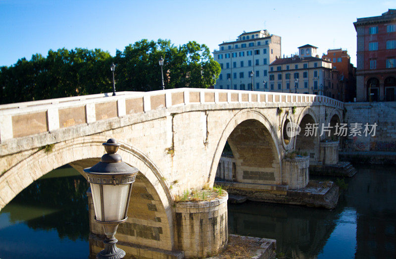 意大利罗马:阳光照耀下的西斯托桥和台伯河