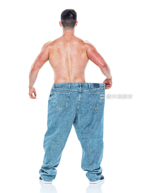节食-男人显示他的体重减轻了多少
