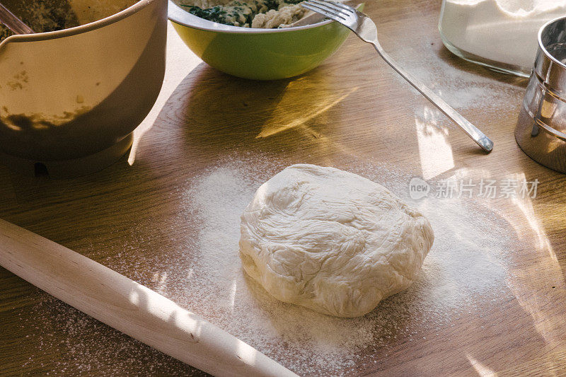 在厨房室内制作菠菜蘑菇皮