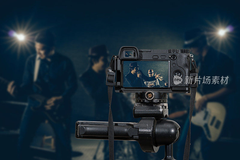 专业数码无反光镜麦克风相机录制音乐乐队唱歌和演奏乐器的视频博客，摄影师相机或视频直播概念
