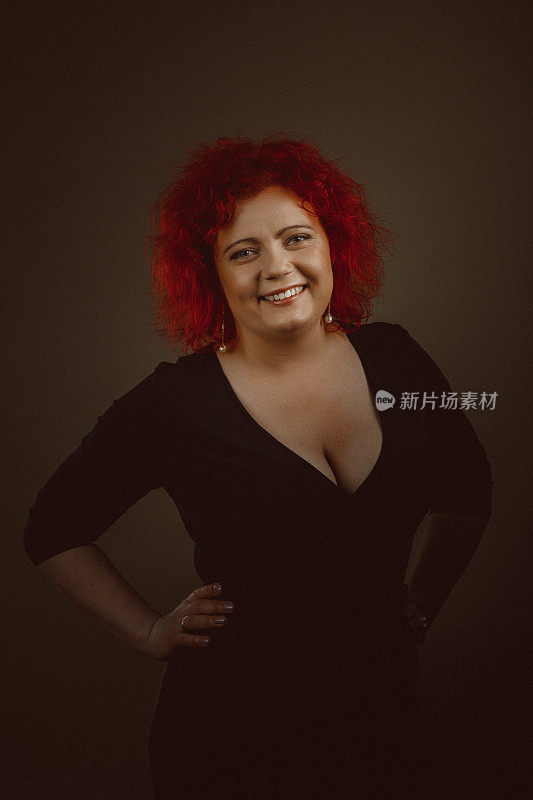 一个微笑的红头发女人的肖像
