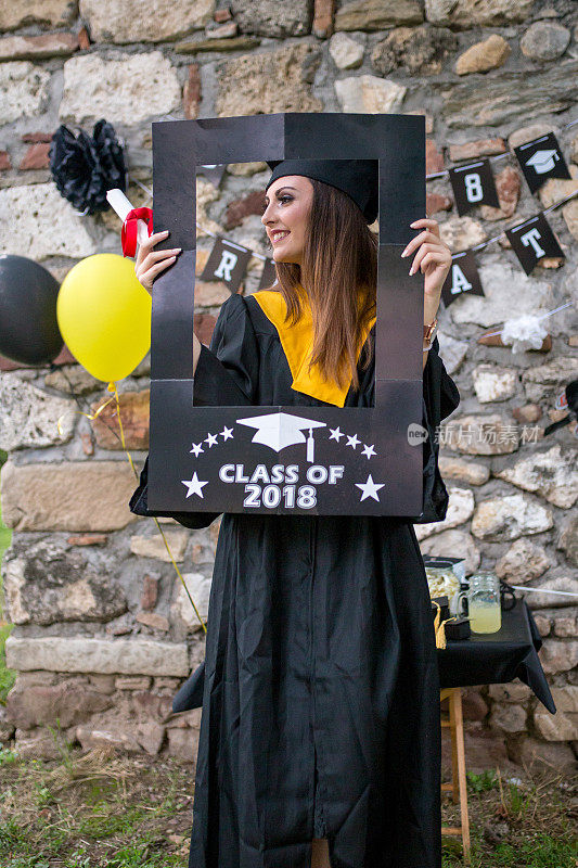 肖像特写美丽的毕业生毕业的学生女孩年轻的女人在帽子长袍显示持有文凭庆祝毕业典礼的概念