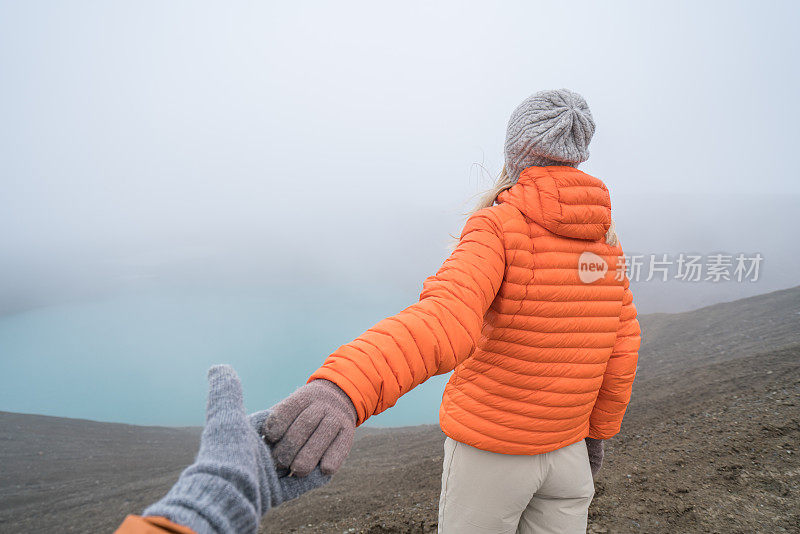 跟我去火山口湖，女朋友带着男人去冰岛火山口