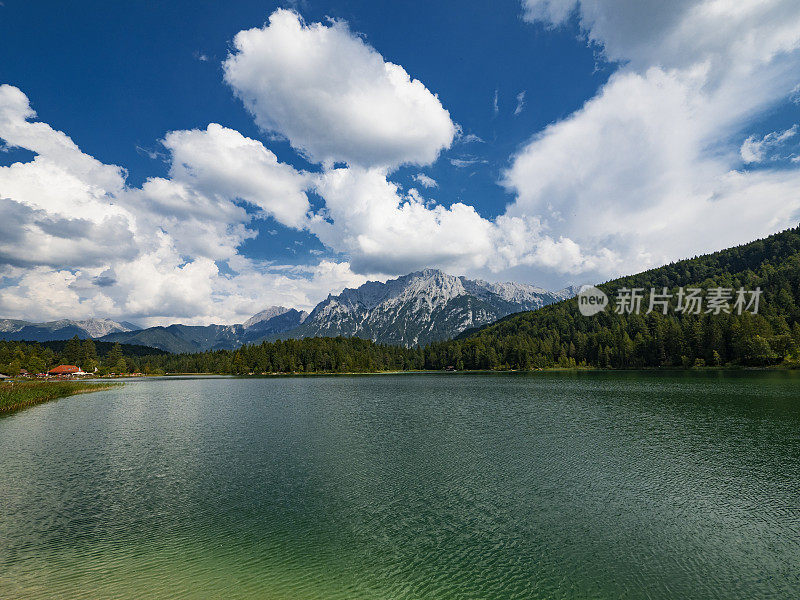 德国巴伐利亚阿尔卑斯山Mittenwald的Lautersee湖